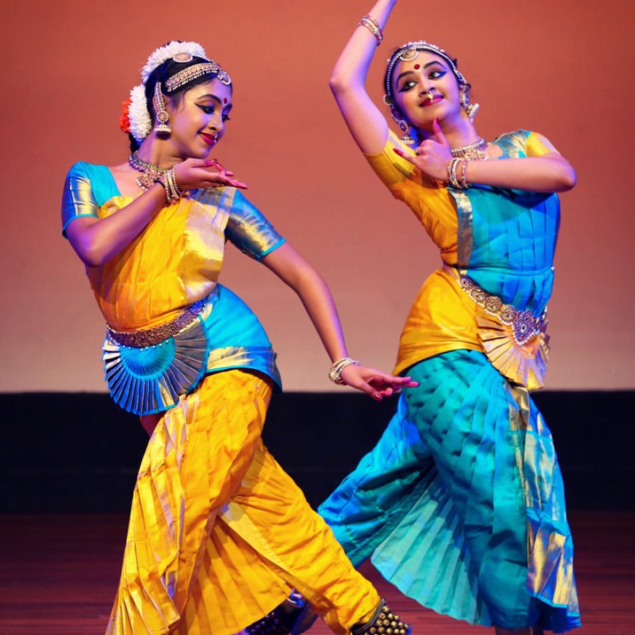 Keertanam - Harinie Jeevitha & Kameshweri Ganesan Duet - Sridevi  Nrithyalaya - Bharathanatyam Dance | Bharatanatyam poses, Dance forever,  Dance
